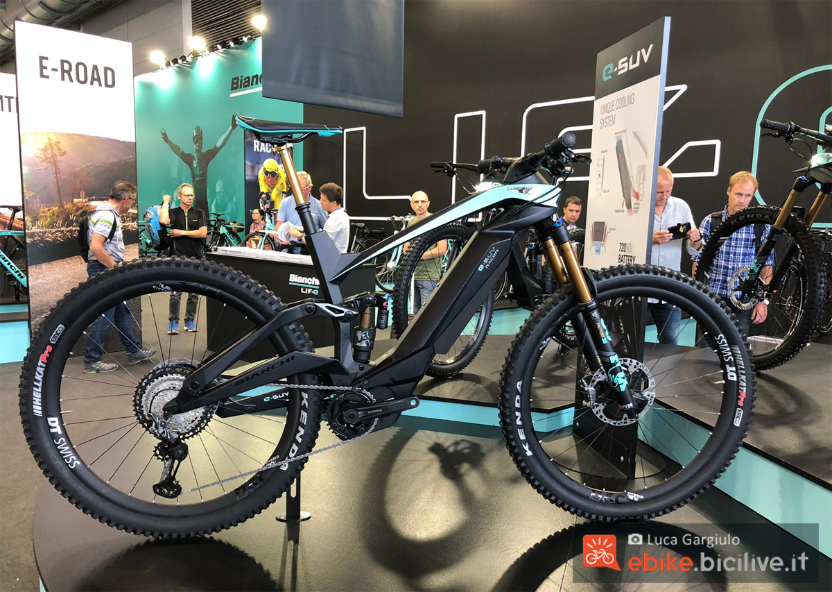 Una mountain bike elettrica biammortizzata Bianchi e-SUV in mostra a Eurobike 2019