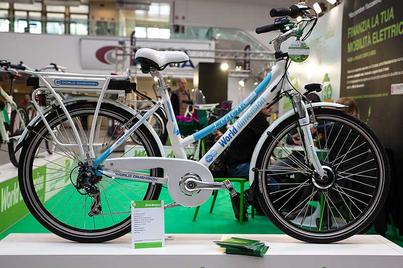 Una bicicletta elettrica a pedalata assisitita in esposizione