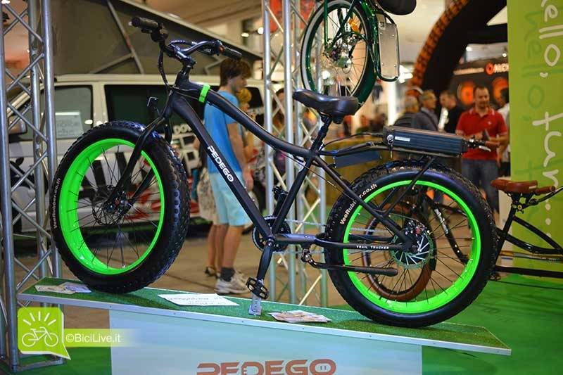 Una fat bike elettrica Pedego Trail Traker 250 in esposizione a una fiera