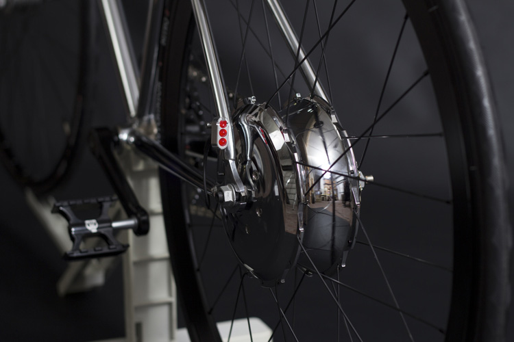 Un'altra vista del Zehus Bike + all-in-one di e-bike e le monimal luci posteriori
