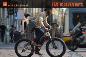 Una foto della bici elettrica Fantic Seven Days per le vie cittadine