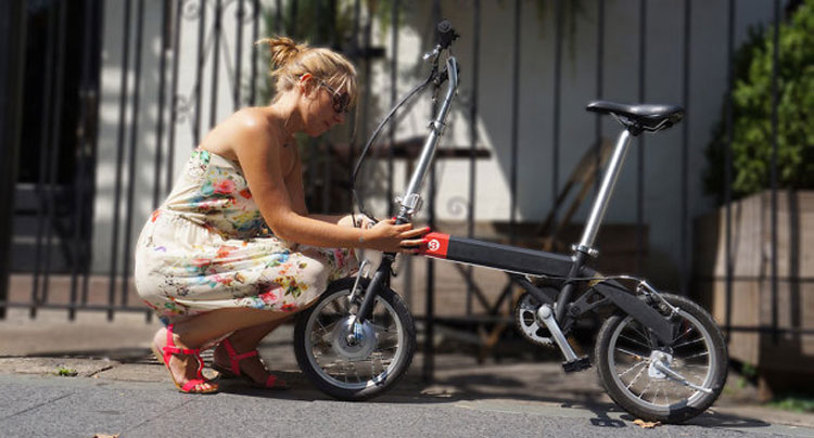 Una foto della piccola ebike pieghevole Una foto promozionale per la bici elettrica pieghevole CMYK per uomo e donna