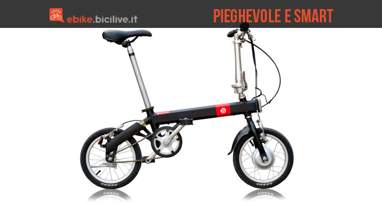 Una foto promozionale per la bici elettrica pieghevole CMYK
