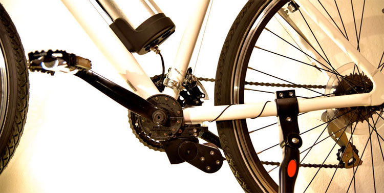 Una foto del kit go-e ONwheel montato sotto i pedali di una normale bicicletta