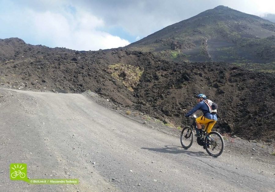 Una foto di Alessandro che pedala sull'Etna con la Trek Powerfly+ 7 FS