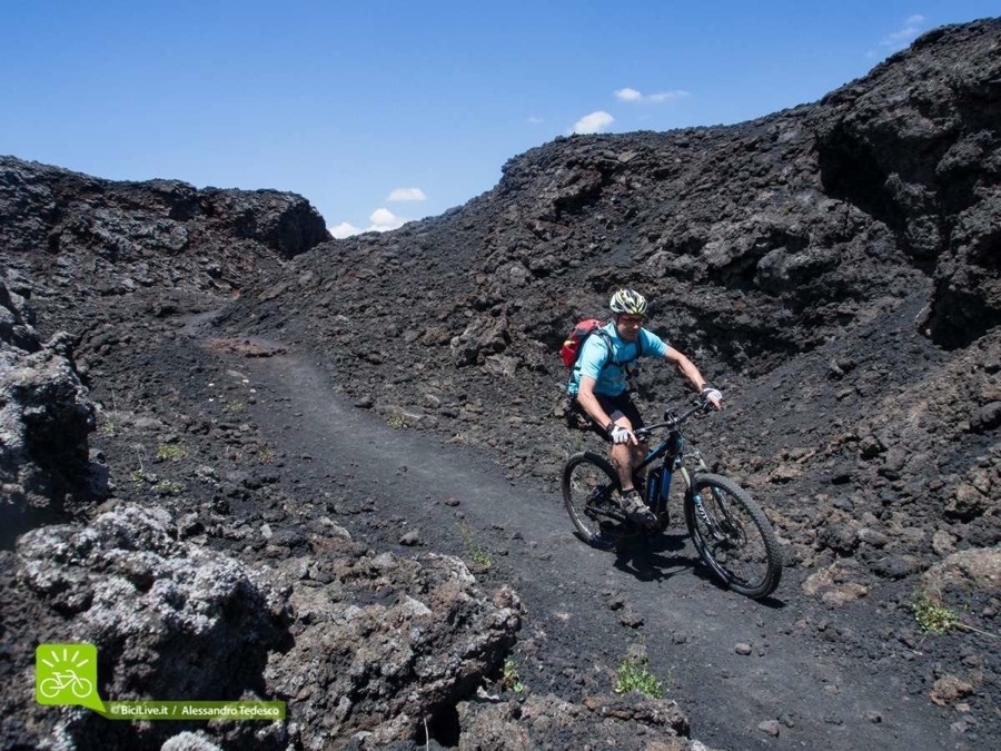 Una foto della Trek Powerfly+ 7 alle prese con le discese del vulcano Etna