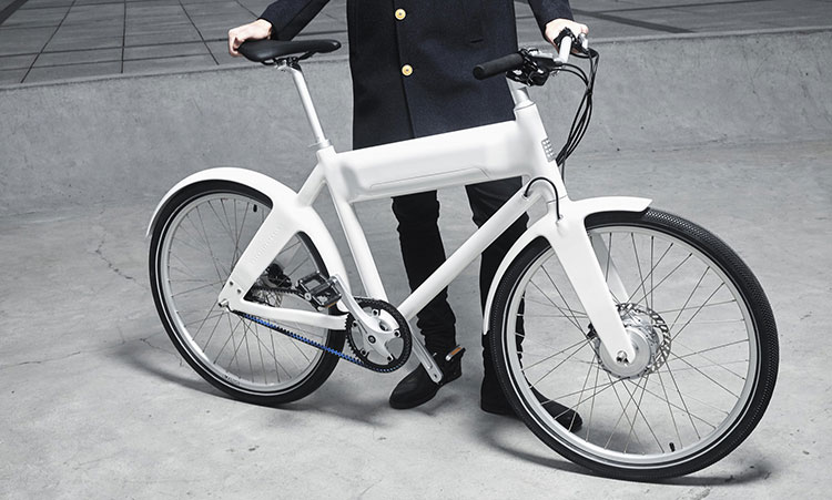 Una bici elettrica Biomega OKO nella colorazione bianca