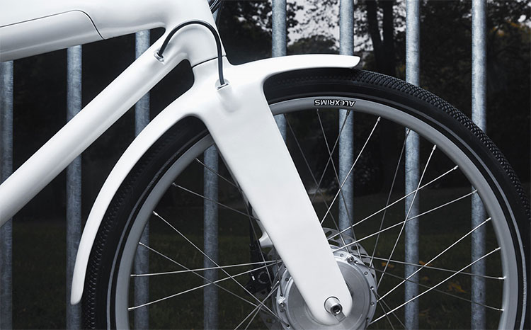 Il dettaglio della parte anteriore della bici elettrica Biomega OKO