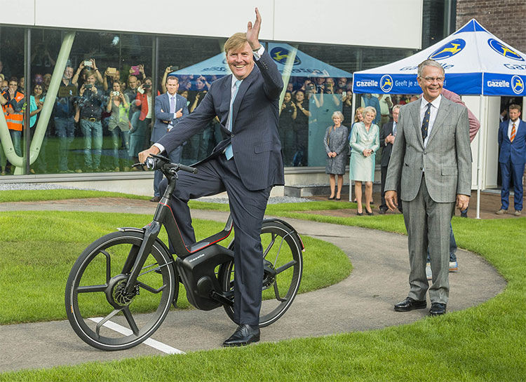 Gugliemo Alessandro in sella alla bici elettrica Gazelle firmata da Giugiaro Design saluta il pubblico