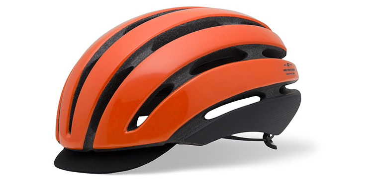 Un casco da ciclista color arancione