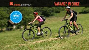 cicliste in vacanze in ebike in trentino con evvai