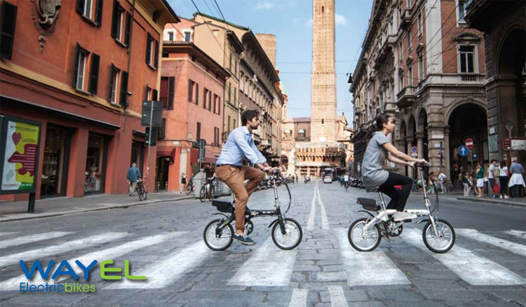 Due ciclisti su ebike pieghevoli Wayel a Bologna