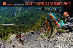 biker scende un trail con l'emtb Scott e-Genius 700