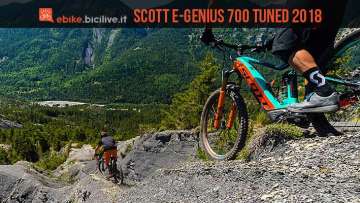 biker scende un trail con l'emtb Scott e-Genius 700