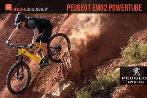 biker in sella a una Peugeot eM02 PowerTube