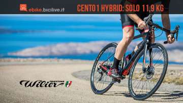 ciclista con la bici da corsa elettrica Wilier Cento1 Hybrid