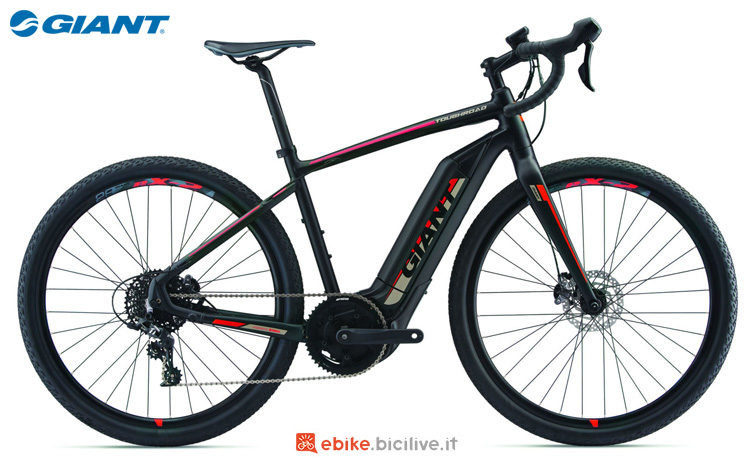 Una bicicletta da corsa elettrica a pedalata assistita Giant Toughroad E+ GX