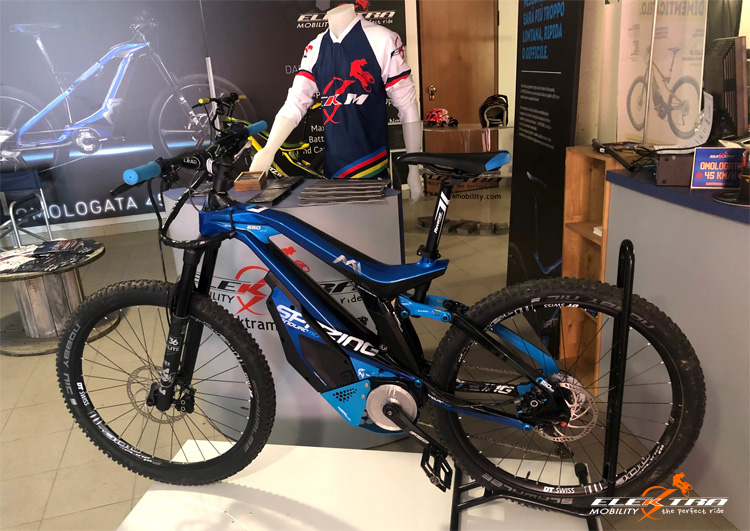 Una eMTB M1 all'interno dello showroom Elektra Mobility