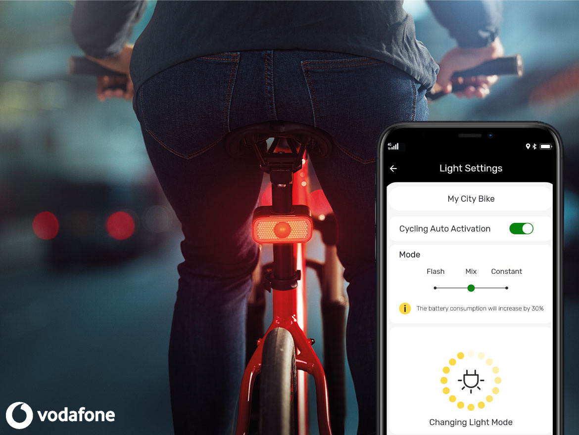 Il dispositivo di sicurezza bici V-Bike Smart by Vodafone in azione