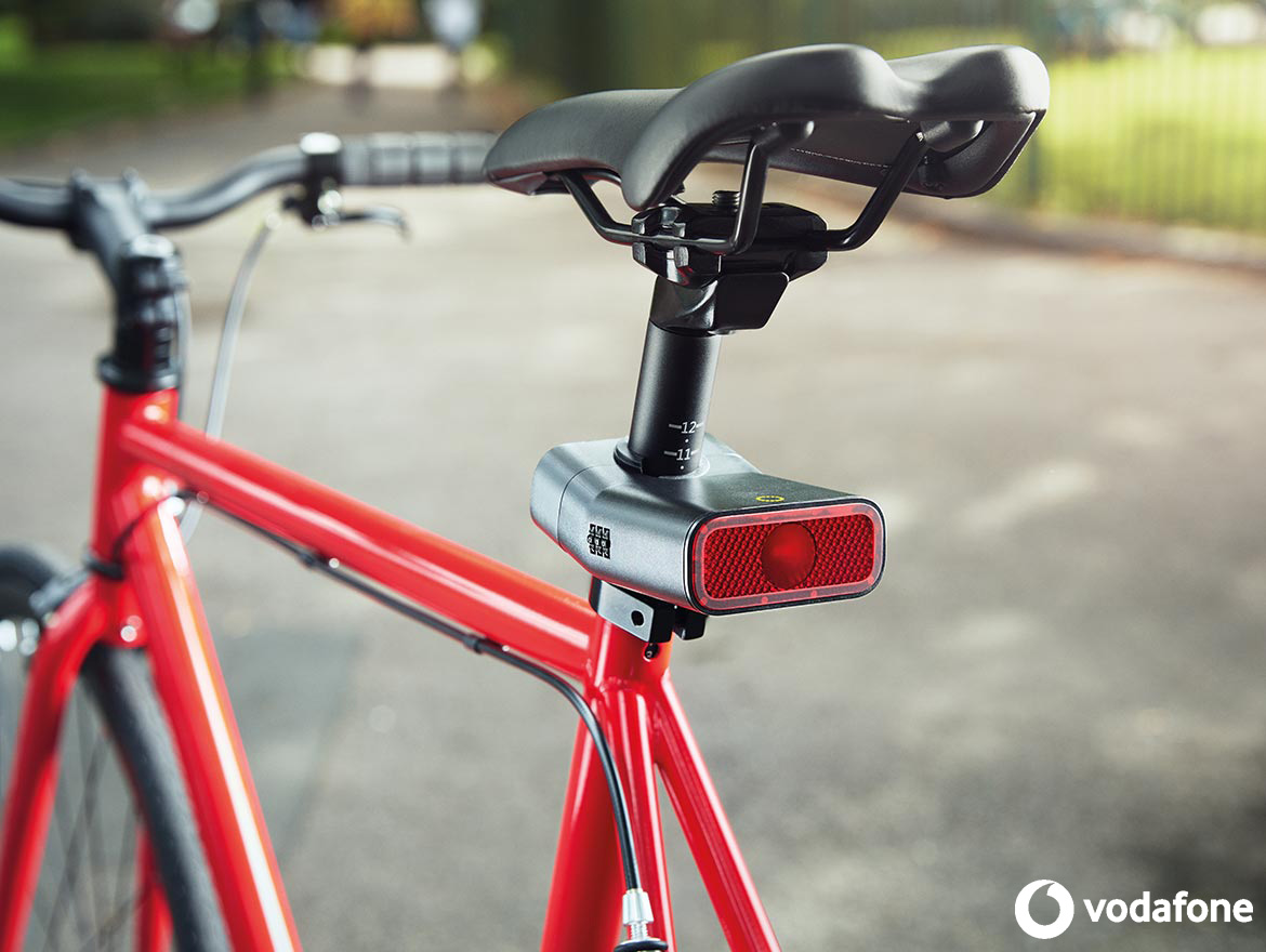 Il dispositivo di sicurezza V-Bike Smart by Vodafone montato su una bicicletta