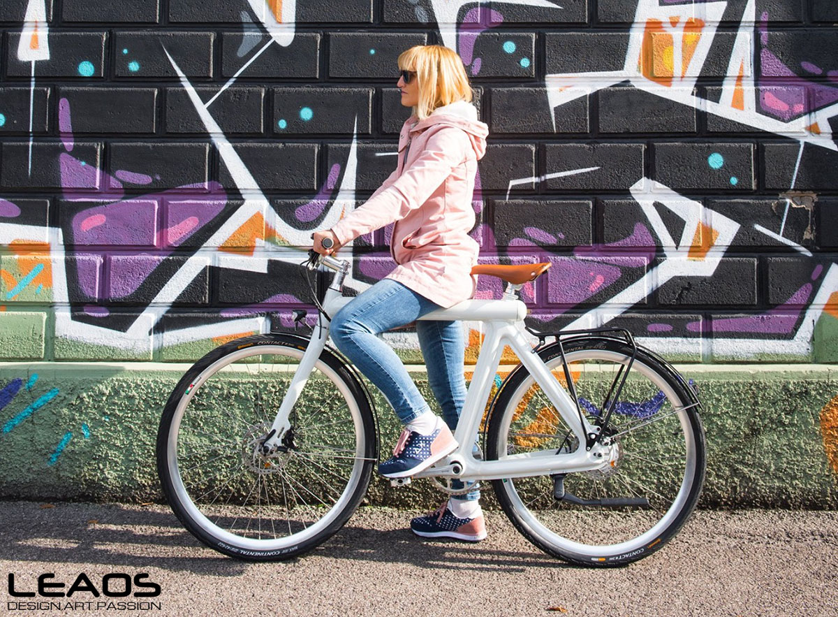 Una donna che pedala con la Pressed E-Bike 2020