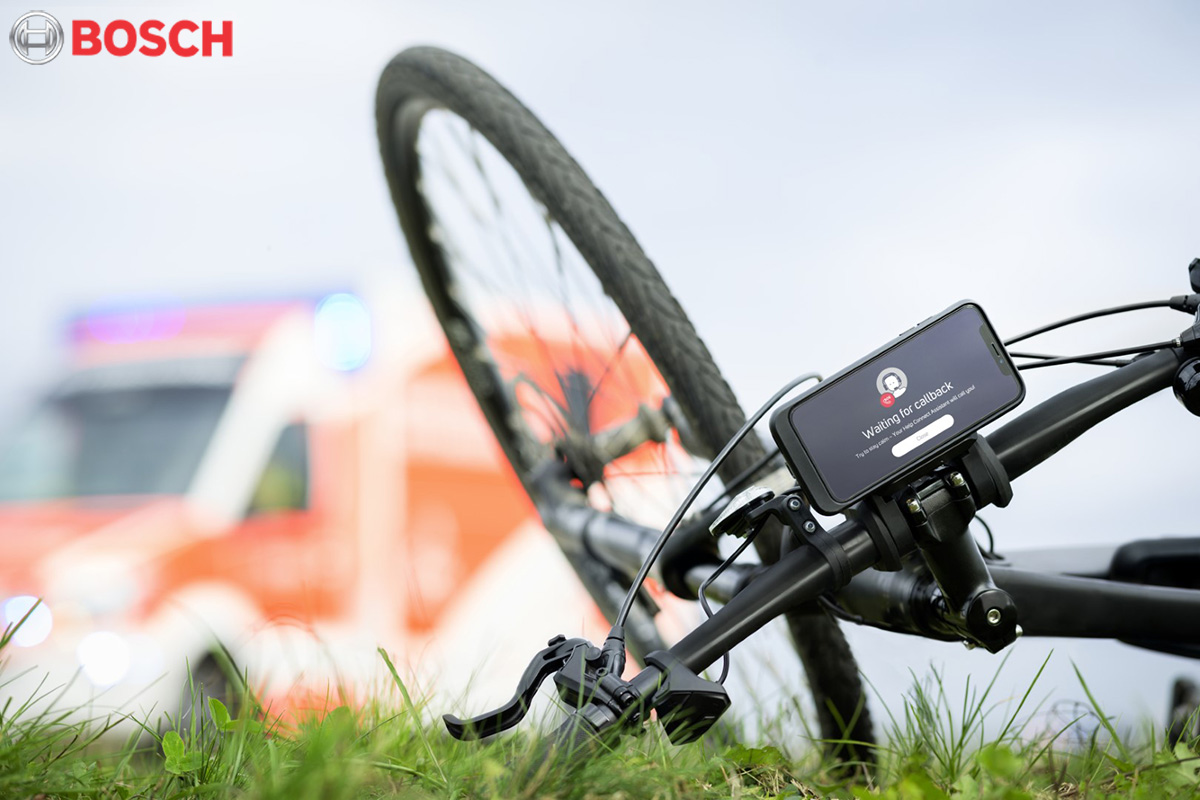 Una bicicletta caduta a terra sta inviando una chiamata al servizio di emergenza tramite l’Help Connect