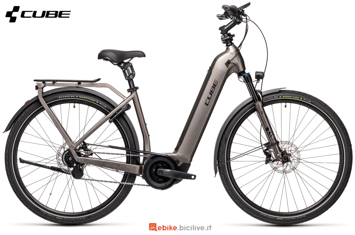 Una bicicletta a pedalata assistita Cube Town Hybrid SL 625 dal catalogo 2021