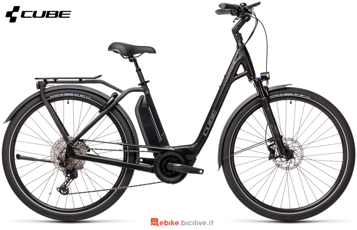 Una bicicletta a pedalata assistita Cube Town Sport Hybrid Exc 500 2021