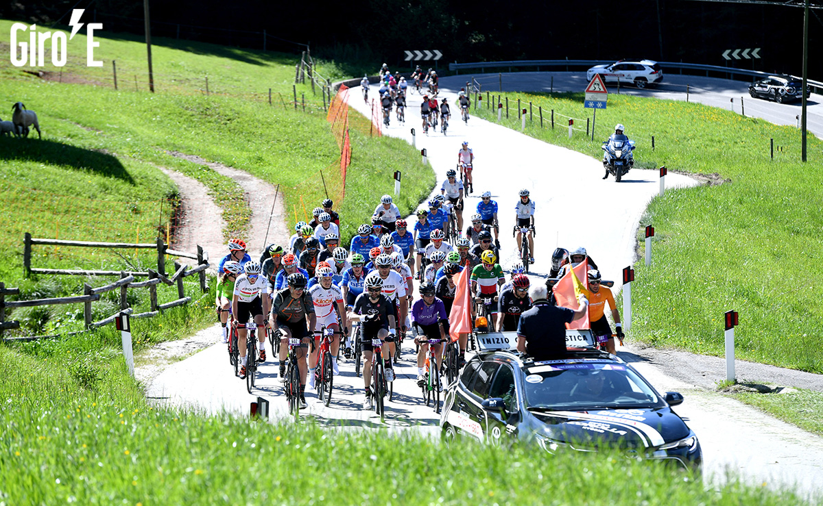 Gruppo di ciclisti che corre al Giro-E