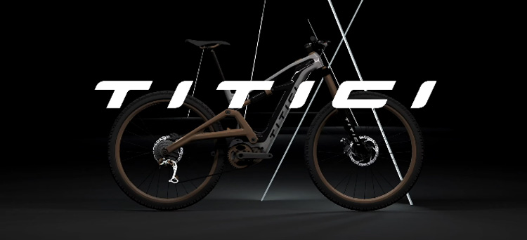 Una mountain bike elettrica biammortizzata Titici Everso 2021