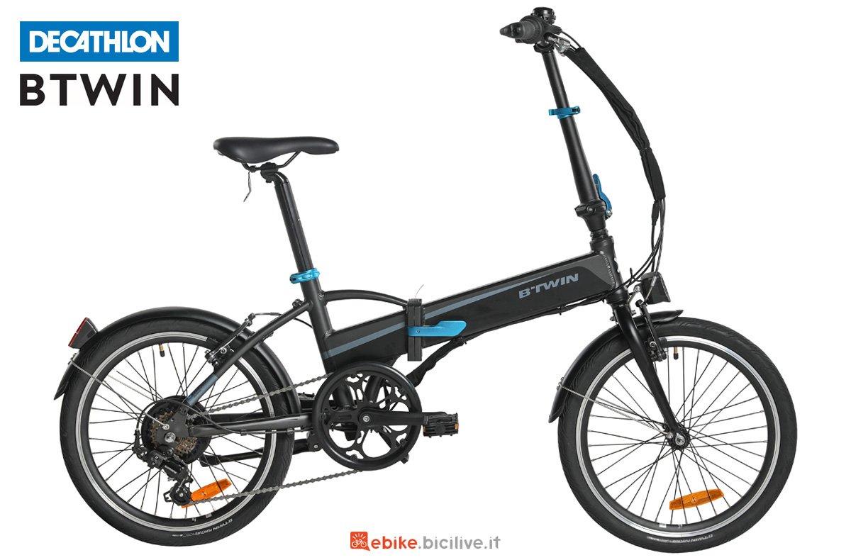 Una bici elettrica pieghevole Decathlon Tilt 500 E gamma 2021