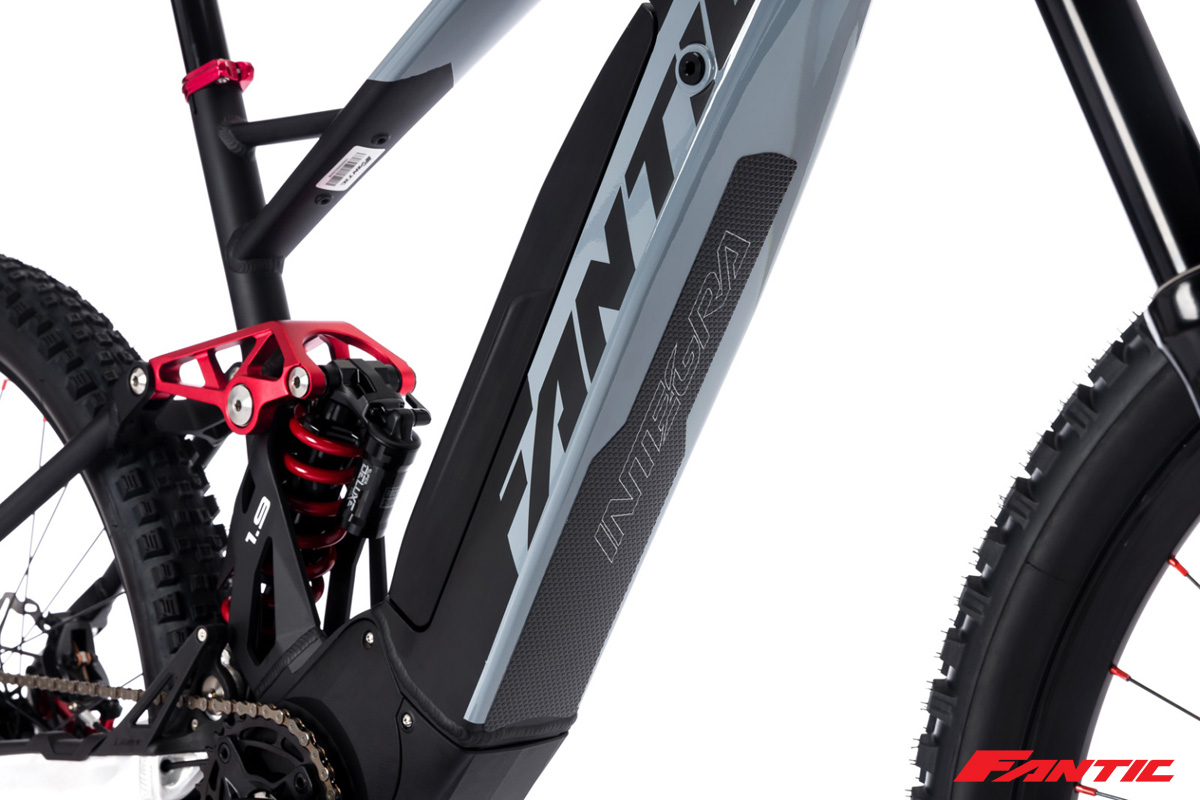 Dettaglio del telaio della mountain bike elettrica full suspension Fantic Integra XEF 1.9 Race 2021
