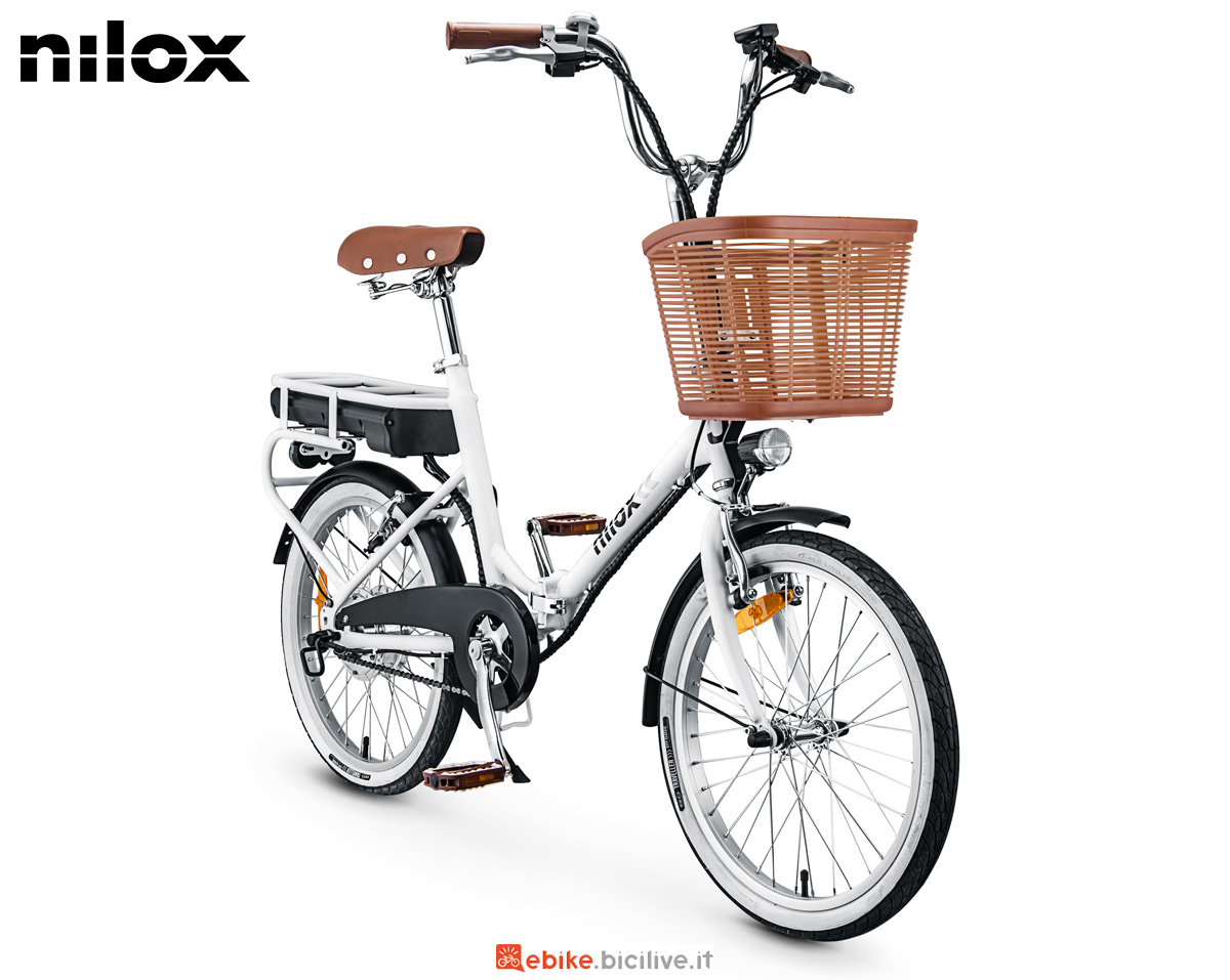 Una bicicletta a pedalata assistita Nilox J1 gamma 2021