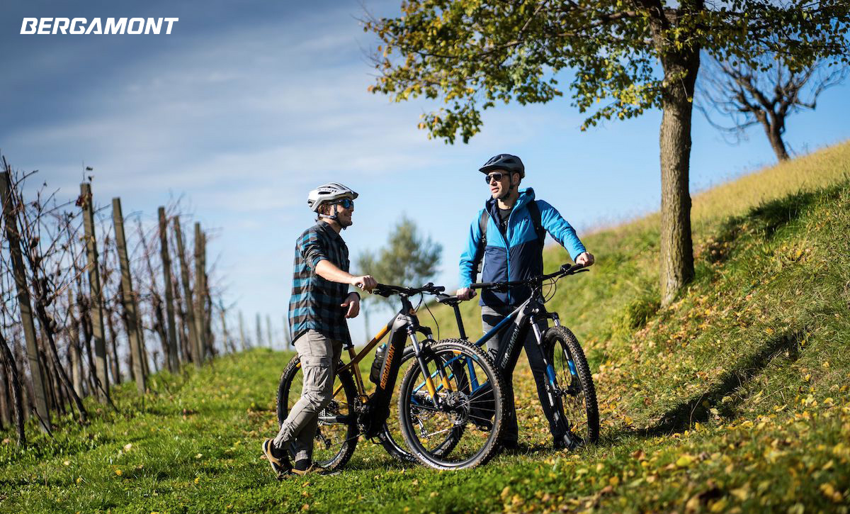 Due uomini in campagna con le nuove mountainbike elettriche Bergamont E-Revox Expert 2021