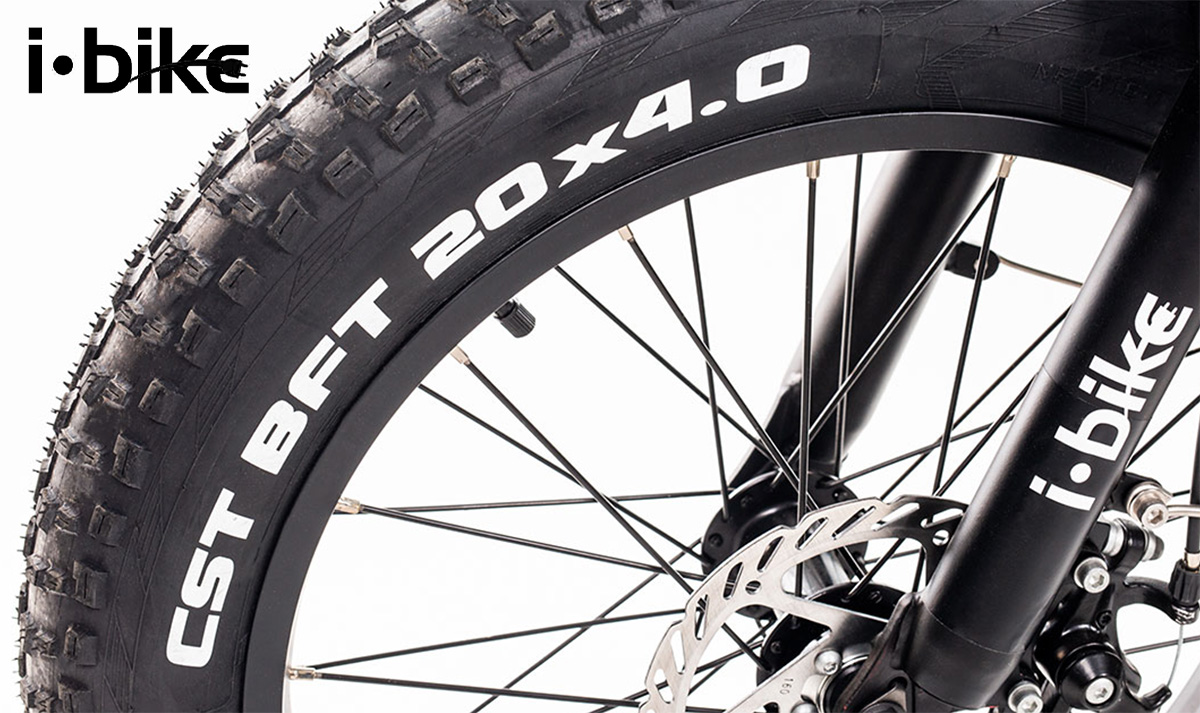 Dettaglio del pneumatico fat da 4 pollici montato sulla nuova ebike pieghevole Ibike Fat Fold Pro 2021