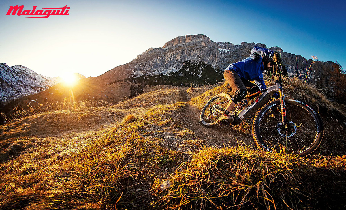 Un rider pedala in un percorso montano in sella alla nuova mountainbike elettrica biammortizzata Malaguti Superiore LTD 2021