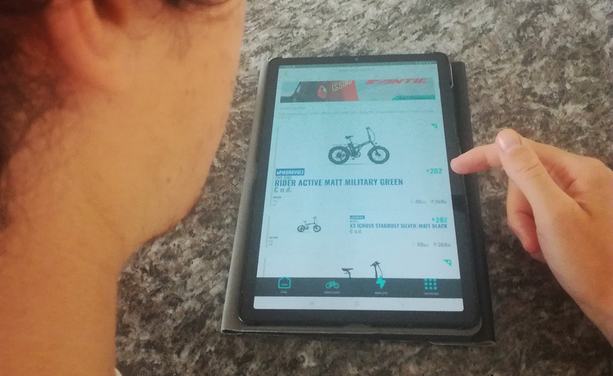 Un ragazzo utilizza la nuova app BiciLive su un tablet