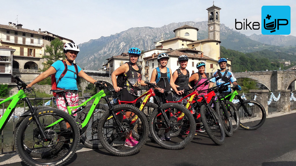 Un gruppo di ciclisti testa le e-bike durante uno dei tour organizzati di BikeUP