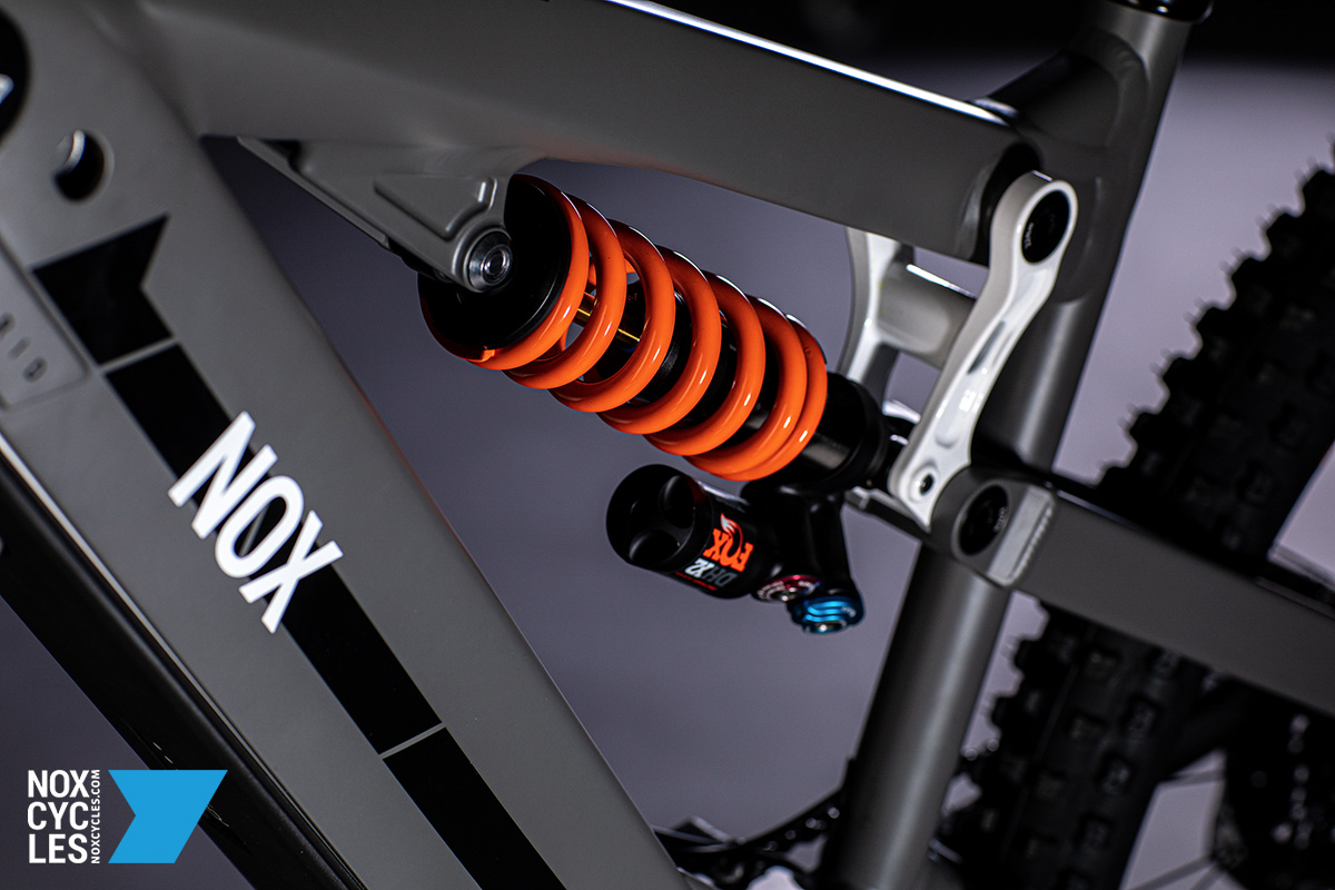 Dettaglio dell'ammortizzatore montato sulla nuova mtb elettrica biammortizzata Nox Cycles Hybrid Enduro 7.1 2021