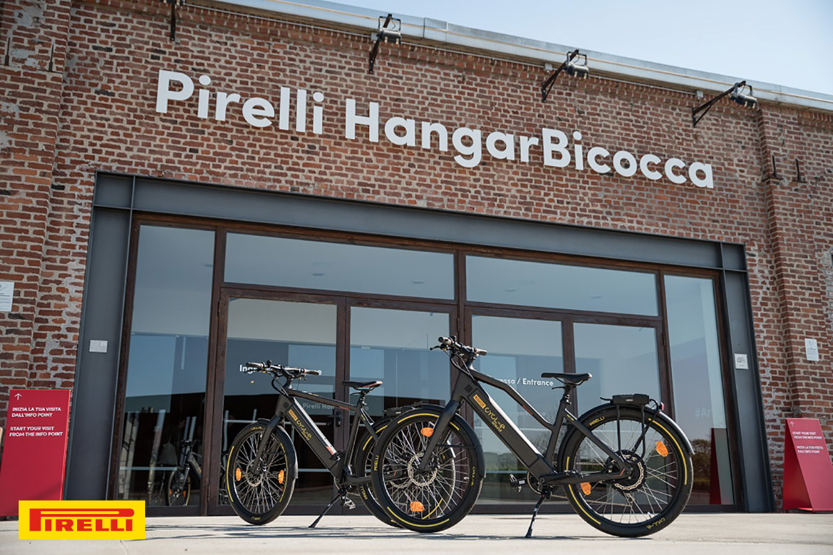 Due ebike Pirelli Cycl-e Around davanti alla fermata Hangar Bicocca della metro di Milano