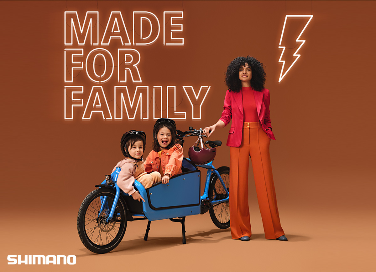 Una donna con le sue due figliolette sulla bici elettrica cargo che monta il nuovo motore Shimano per cargo bike elettriche