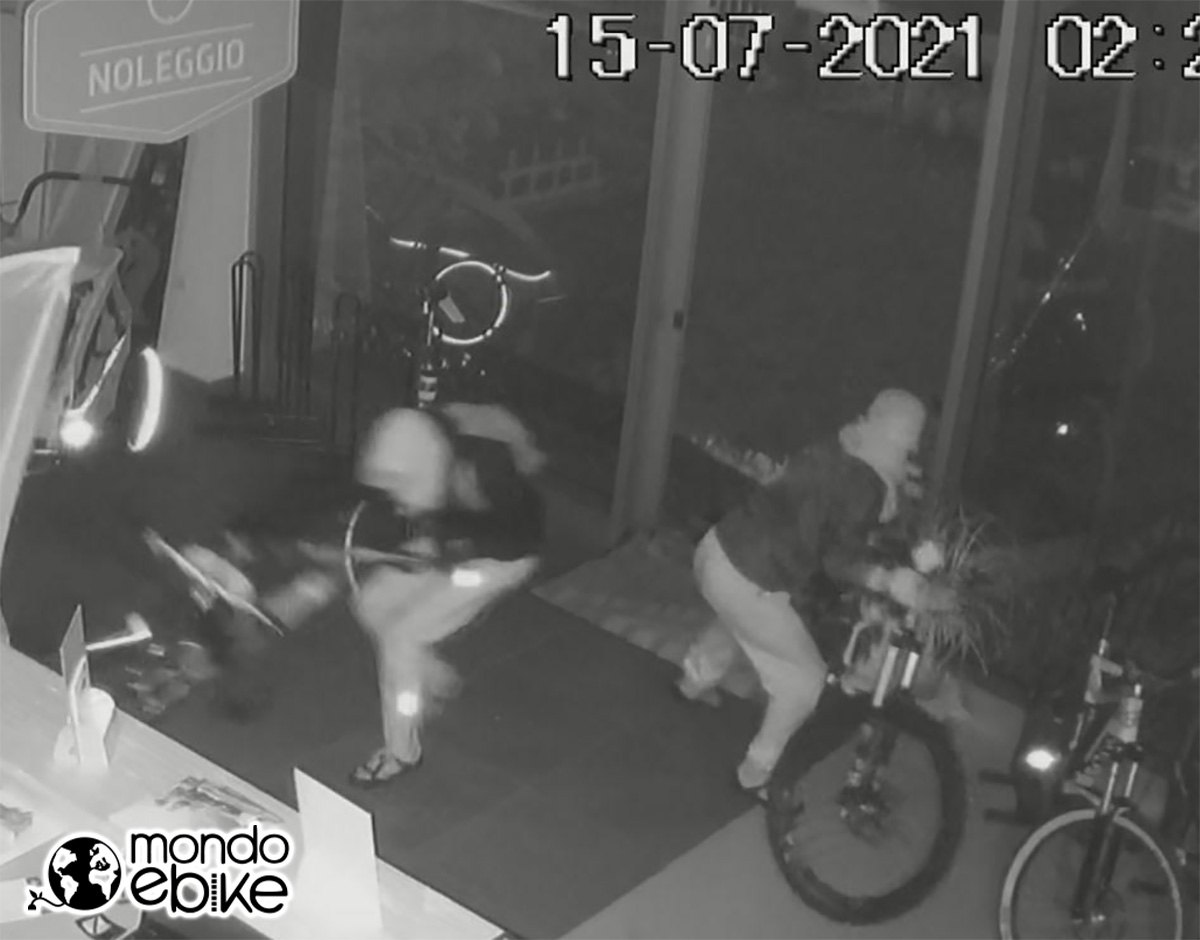 I due ladri ripresi dalle videocamere interne del negozio Mondo Ebike