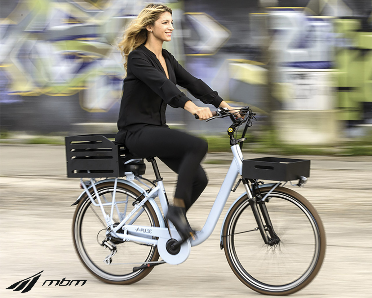 Una donna pedala in città con la propria bici elettrica Cicli MBM