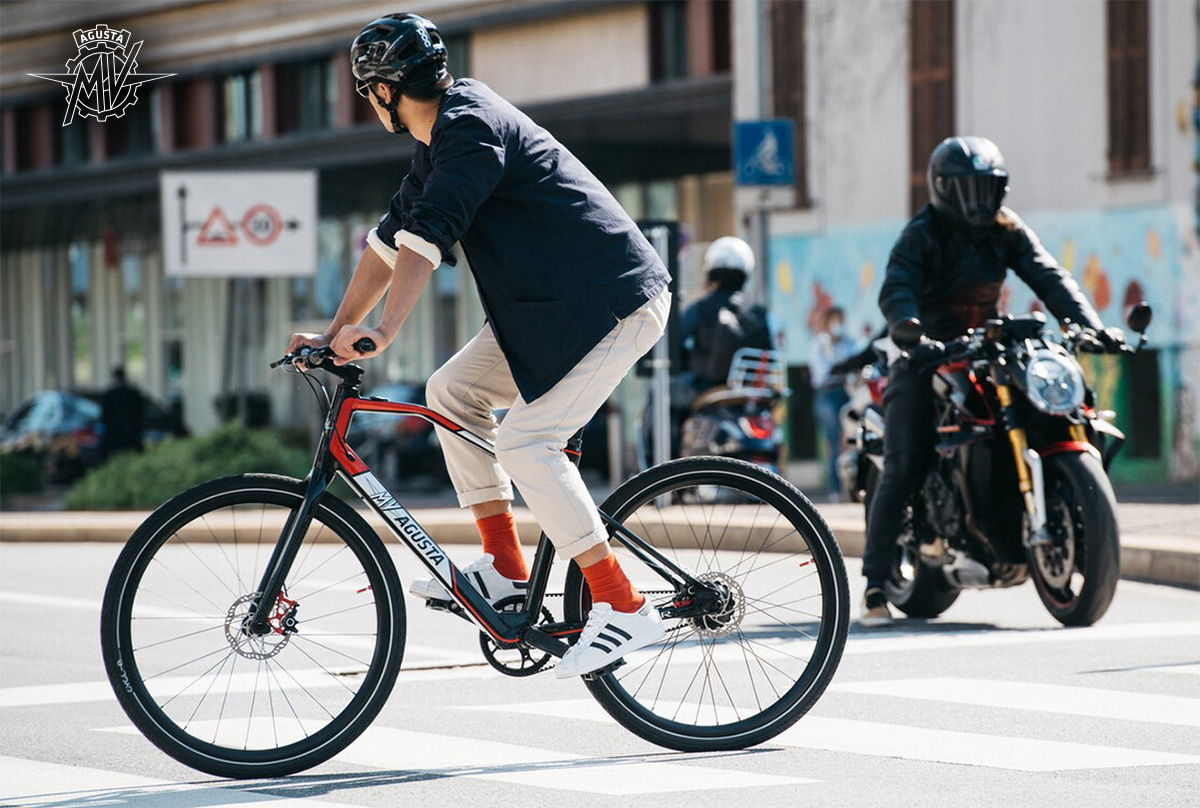 Un uomo pedala in città con la nuova bici a pedalata assistita MV Agusta Amo RR 2021