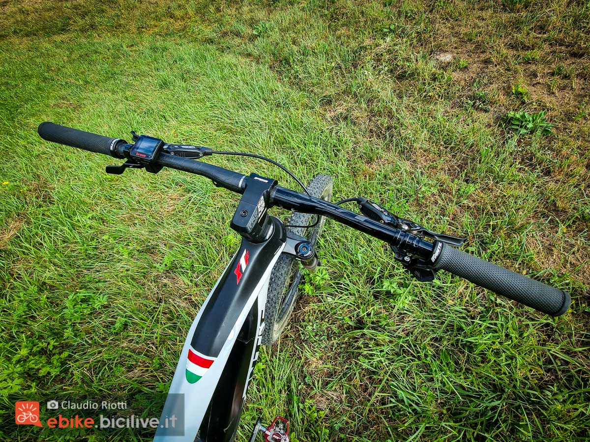 Foto del manubrio della mountain bike elettrica Fantic XTF Carbon Race