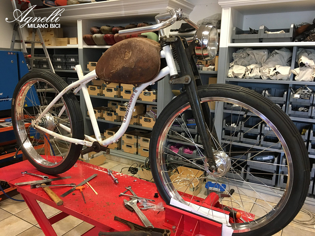 Un telaio da ristrutturare nell'officina di Agnelli Milano bici