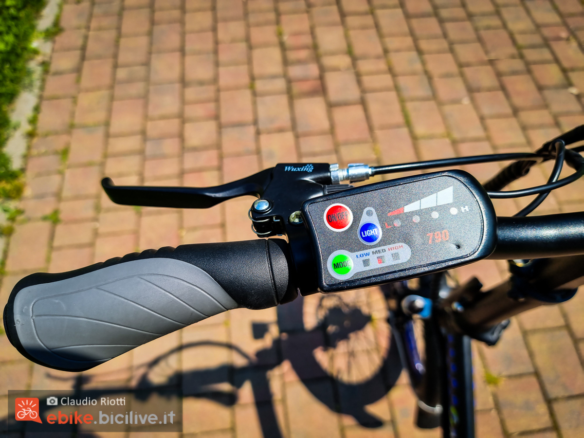 Foto del display della pieghevole elettrica Argento Bike Piuma+