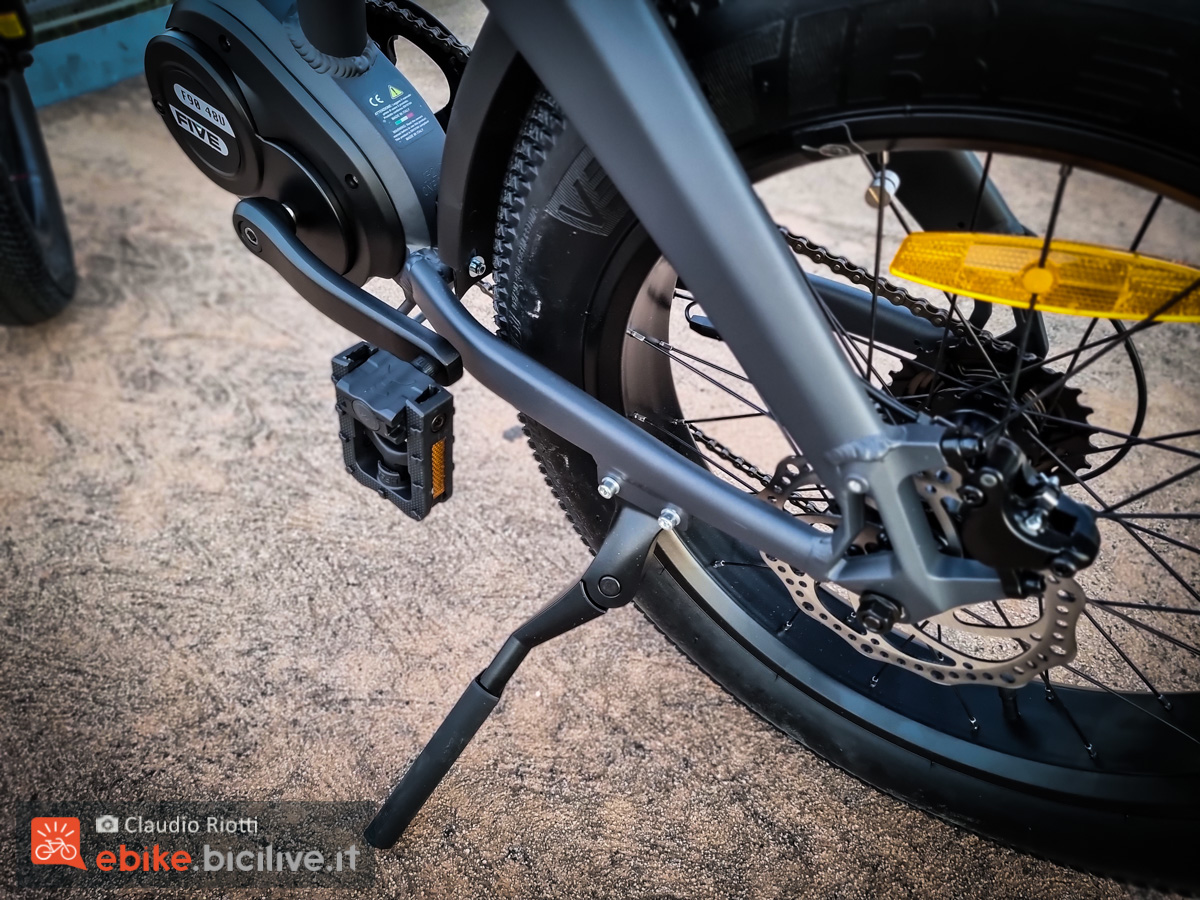 Foto del cavalletto e i pedali pieghevoli della e-fat Next+