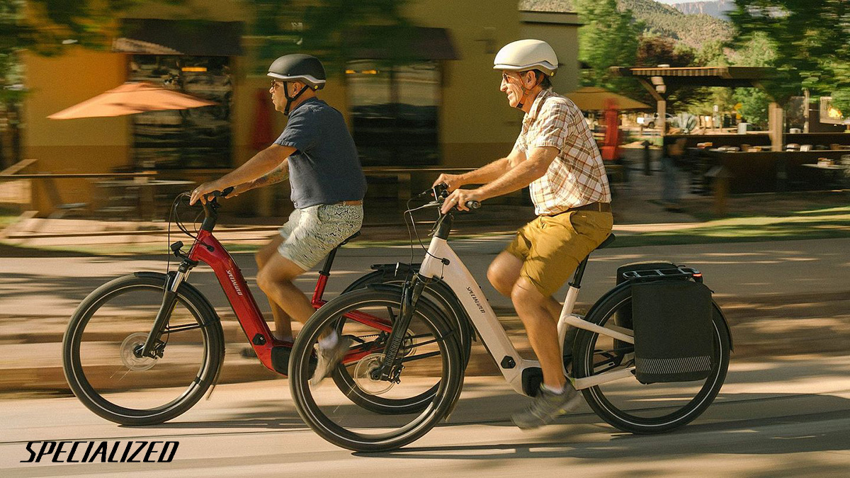 Degli uomini anziani pedalano in città con le nuove ebike Specialized Turbo Vado 2022