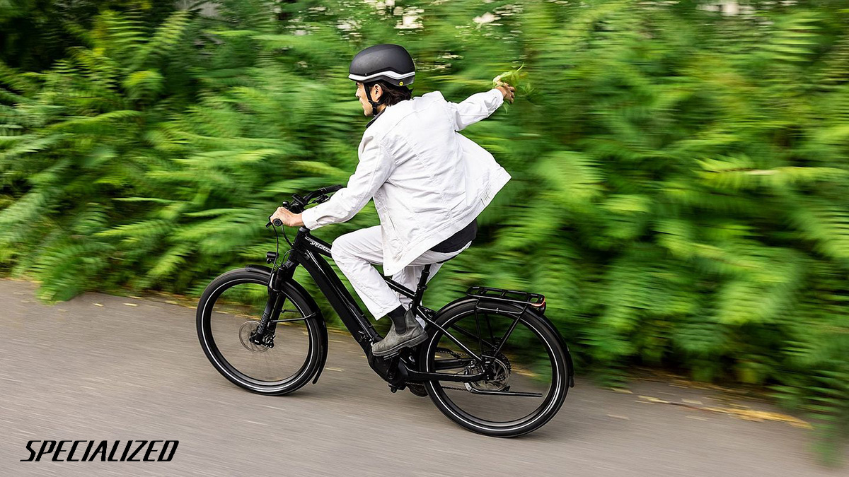 Un uomo pedala con la nuova ebike Specialized Turbo Vado 2022